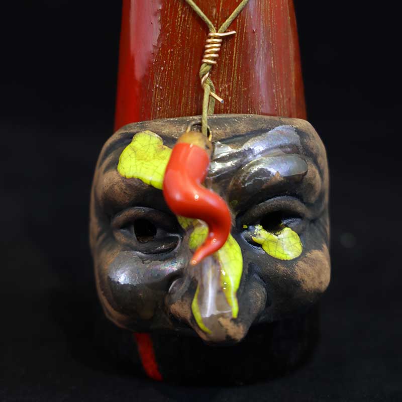 Corno rosso con maschera di pulcinella con colatura a caldo - 25cm