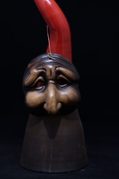 corno rosso smaltato con maschera in terracotta in fil di rame €200 - cm50