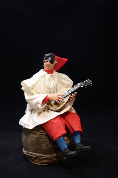 Di Virgilio 1839 - San Gregorio Armeno - pulcinella con mandolino su botte - cm25 - €90 botte e mandolino in legno